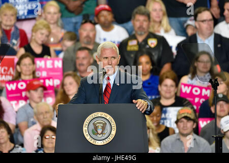 Vice Presidente Mike Pence parla di sostenitori in una campagna di briscola rally marcatura 100 giorni in ufficio alla Farm Show Complex e Expo Center. Foto Stock