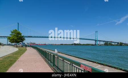 Ambassador Bridge tra Windsor, Ontario, Canada e Detroit, Michigan, Stati Uniti d'America Foto Stock