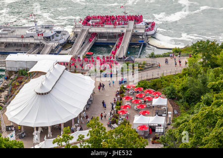 I turisti di salire a bordo del Niagara Hornblower Cruises a Niagara Falls, Ontario Foto Stock