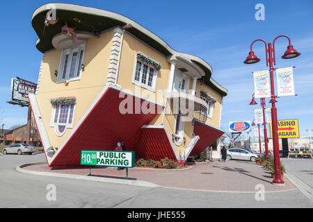 Upside Down House , noto anche come la casa Whoopsy, in Clifton Hill, Niagara Falls, Ontario, Canada. Foto Stock