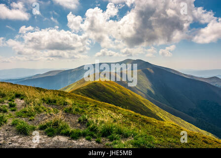 Pendio erboso di montagna cresta. bel tempo con cielo blu e poche nuvole. bellissimo paesaggio estivo Foto Stock