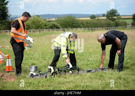 I funzionari di Devon &AMP; Cornovaglia e Dorset controllo di polizia fuchi e attrezzature, come lanciano il primo completamente operativo drone unità utilizzata dalla polizia a Westpoint Arena di Clyst St Mary, vicino a Exeter, in collaborazione con la polizia di Dorset. Foto Stock