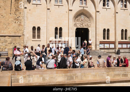 Gruppo di turisti con tour guida al di fuori del palazzo arcivescovile, Narbonne, Occitanie, Francia Foto Stock
