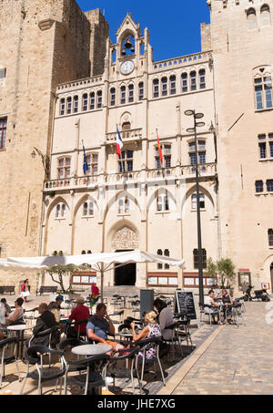 I turisti seduti al ristorante all'aperto prima che il palazzo del vescovo, Narbonne, Occitanie, Francia Foto Stock