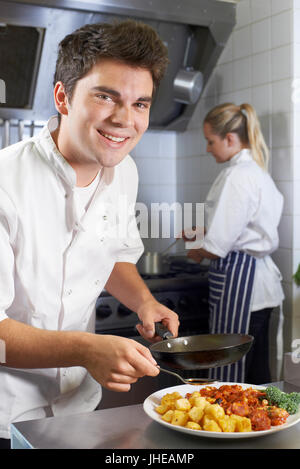 Ritratto di chef lavorano nel ristorante cucina Foto Stock