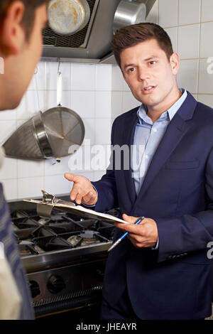 Ispettore sanitario incontro con lo Chef del Ristorante Cucina Foto Stock