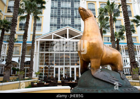 Statua di Oscar la guarnizione nella parte anteriore del Table Bay Hotel, Lungomare Victoria and Alfred e Cape Town, Western Cape, Sud Africa Foto Stock