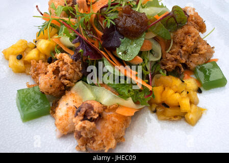 Delizioso croccante Insalata di calamari piatto nel Camissa Ristorante Brasserie, Lungomare Victoria and Alfred e Cape Town, Western Cape, Sud Africa Foto Stock