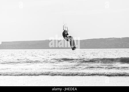 Essaouira, Marocco - Circa nel settembre 2015 - kite surf in spiaggia Foto Stock