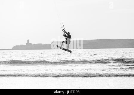 Essaouira, Marocco - Circa nel settembre 2015 - kite surf in spiaggia Foto Stock