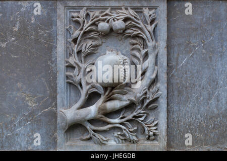 Melograno come simbolo di Granada raffigurata sulla Fontana di Carlo V (Pilar de Carlos V) progettato dal Rinascimento Spagnolo architetto Pedro MACHUCA (2004) (1545) accanto alla porta di giustizia (Puerta de la Justicia) nel complesso del palazzo dell'Alhambra di Granada, Andalusia, Spagna. Foto Stock