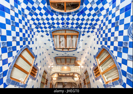 Barcellona Catalunya Casa Batllo interno piastrelle blu e bianche luce centrale e Casa Batllo architetto Antoni Gaudi Spagna UE Europa Catalogna Foto Stock