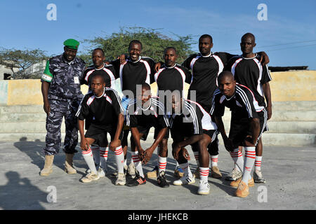 2015 03 04 AMISOM la polizia football giocatori di giocare con il Team Dharkenley-2 (16715240082) Foto Stock