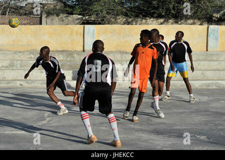 2015 03 04 AMISOM la polizia football giocatori di giocare con il Team Dharkenley-3 (16715239672) Foto Stock