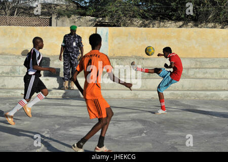 2015 03 04 AMISOM la polizia football giocatori di giocare con il Team Dharkenley-4 (16715030671) Foto Stock