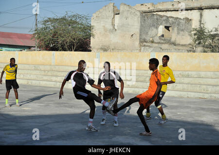 2015 03 04 AMISOM la polizia football giocatori di giocare con il Team Dharkenley-5 (16690398366) Foto Stock