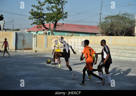 2015 03 04 AMISOM la polizia football giocatori di giocare con il Team Dharkenley-6 (16690398076) Foto Stock