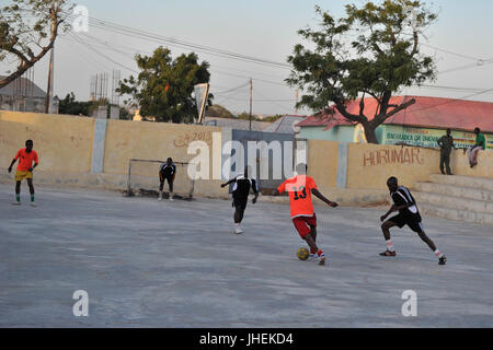 2015 03 04 AMISOM la polizia football giocatori di giocare con il Team Dharkenley-7 (16716305585) Foto Stock