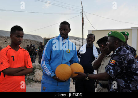 2015 03 04 AMISOM la polizia football giocatori di giocare con il Team Dharkenley-8 (16715237912) Foto Stock