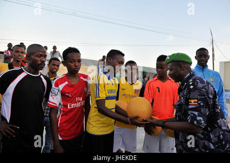 2015 03 04 AMISOM la polizia football giocatori di giocare con il Team Dharkenley-9 (16528725438) Foto Stock