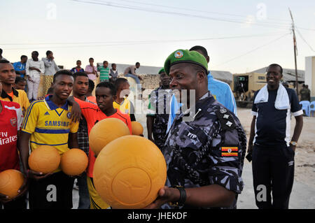 2015 03 04 AMISOM la polizia football giocatori di giocare con il Team Dharkenley-10 (16528725138) Foto Stock