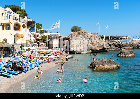 La gente sulla spiaggia e sul mare di Marina Piccola a Capri Italia Foto Stock