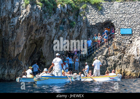 Tourist in attesa di accedere alla grotta azzurra un attrazione turistica dell'isola di capri nel golfo di Napoli, Italia. Foto Stock