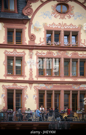 Mainz, Germania - 20 Aprile 2017: la facciata dell'edificio storico e il cafe Zum Boderam dipinta con ornamenti sulla piazza Gutenberg il Apr Foto Stock