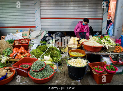 Vecchia donna coreana la vendita di verdure su strada del mercato di Geongju Foto Stock