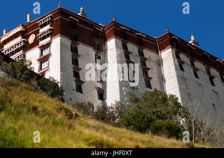Il palazzo del Potala ex capo residenza del Dalai Lama, Sito Patrimonio Mondiale dell'UNESCO, Lhasa, in Tibet, in Cina Foto Stock