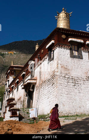 Monaco al di fuori del Monastero di Sera tempio, Lhasa, in Tibet. Il monastero di Sera, a Lhasa, è noto per le discussioni tra i monaci Foto Stock