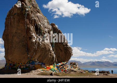 Bandiere di preghiera al giovane pietra, Nam Tso lake, Nyainqentanglha montagne, Tibet Foto Stock