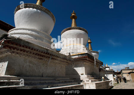 Gli stupa all'interno del Monastero di Tashilumpo a Shigatse, nel Tibet, Cina Foto Stock