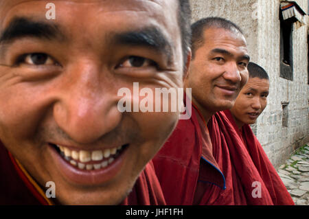 I monaci all'interno del Monastero di Tashilumpo a Shigatse, nel Tibet, Cina. Foto Stock