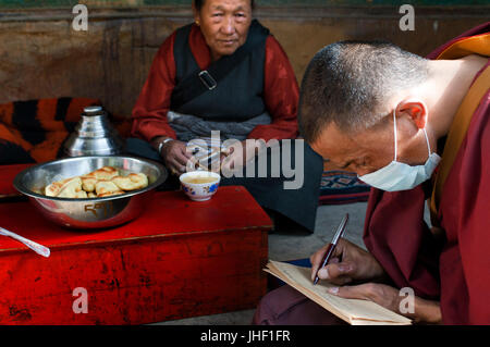 I monaci all'interno del Monastero di Tashilumpo a Shigatse, nel Tibet, Cina. Foto Stock