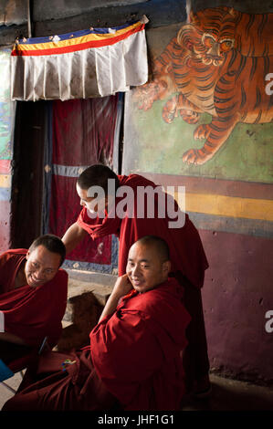 I monaci all'interno del Monastero di Tashilumpo a Shigatse, nel Tibet, Cina. Foto Stock