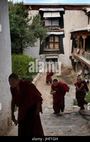 Le case dei monaci all'interno del Monastero di Tashilumpo a Shigatse, nel Tibet, Cina. Foto Stock