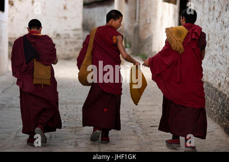 I monaci all'interno del Monastero di Tashilumpo a Shigatse, nel Tibet, Cina. Foto Stock