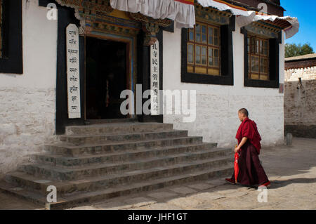 Monaco all'interno del Monastero di Tashilumpo a Shigatse, nel Tibet, Cina. Foto Stock