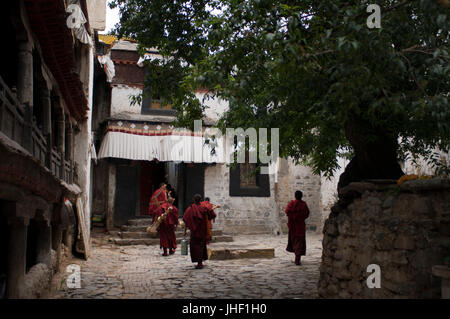 I monaci con strumenti musicali all'interno del Monastero di Tashilumpo a Shigatse, nel Tibet, Cina. Foto Stock