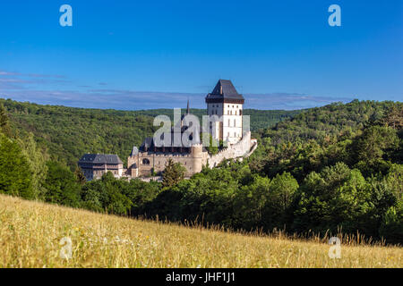 Campagna ceca il castello reale di Karlstejn si erge tra i boschi i castelli della Repubblica Ceca offrono paesaggi boschivi e cechi Foto Stock