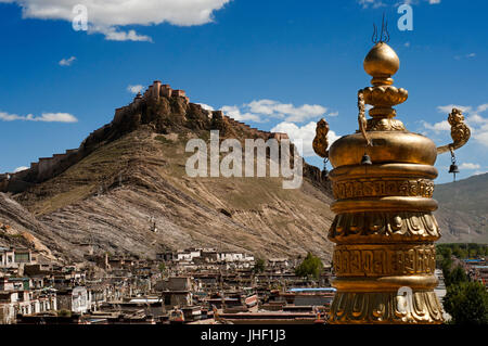 Viste della fortezza Dzong dal Pelkhor contese monastero, Gyantse, Tibet, Cina, Asia. Foto Stock