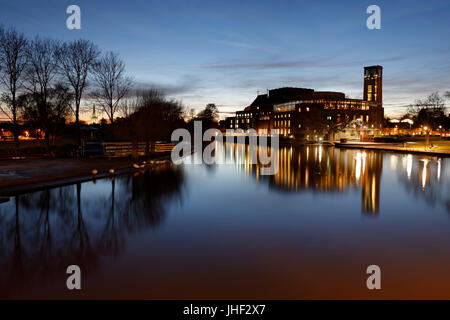 Royal Shakespeare Theatre sul fiume Avon di notte, Stratford-upon-Avon, Warwickshire, Inghilterra, Regno Unito, Europa Foto Stock