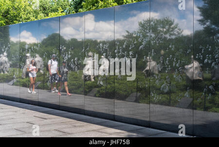 Riflessioni di turisti in coreano War Memorial DC Foto Stock