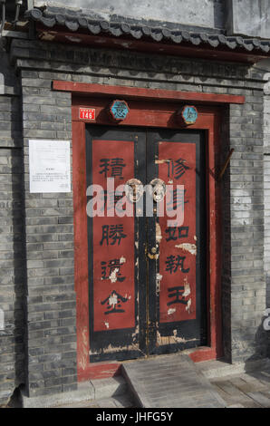 Scrittura cinese sul portale in un hutong di Pechino, Cina Foto Stock