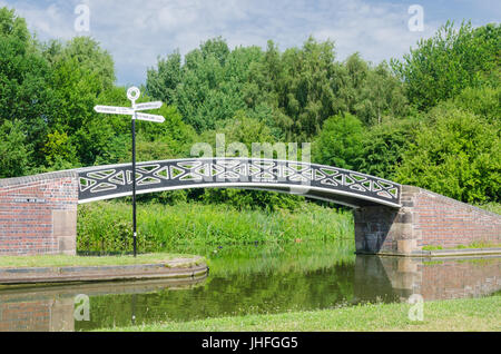 Braccio Boshboil Bridge presso il mulino a vento di giunzione di estremità su Dudley n. 2 Canal a Warren's Hall Park di Dudley, West Midlands Foto Stock