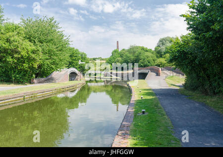 Imbarcazioni strette sul numero di Dudley 2 Canal a Warren's Hall nella Riserva Naturale del Netherton, Dudley, West Midlands Foto Stock