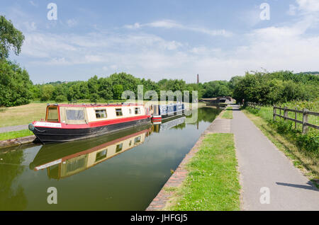 Imbarcazioni strette sul numero di Dudley 2 Canal a Warren's Hall nella Riserva Naturale del Netherton, Dudley, West Midlands Foto Stock
