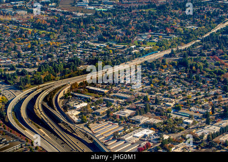 Volare da Palo Alto di Half Moon Bay, California in un piccolo aereo privato. Foto Stock