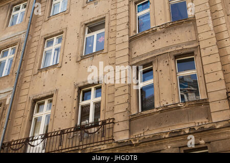 Facciata di edificio con fori di proiettile di un passato di guerra in Berlin Foto Stock